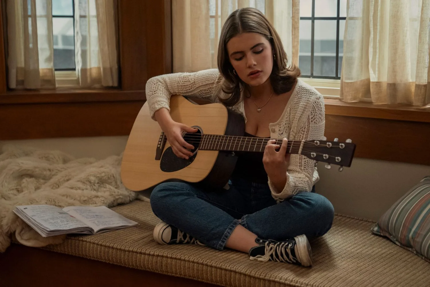 Ella Bright as Hannah Wells in Off Campus.