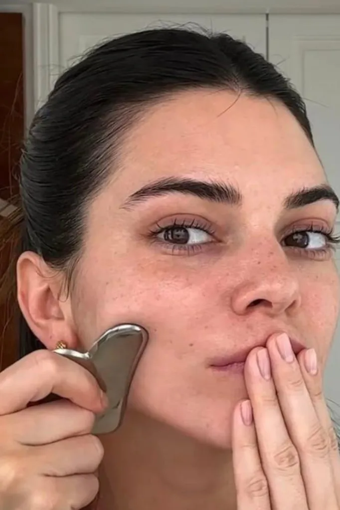 Kendall Jenner using a Gua Sha for a puffy face