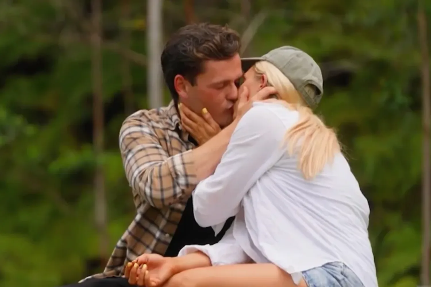 Farmer Alex and Eddy kiss on Farmer Wants A Wife 2026.