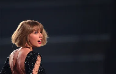 Taylor Swift’s surprise AMAs appearance