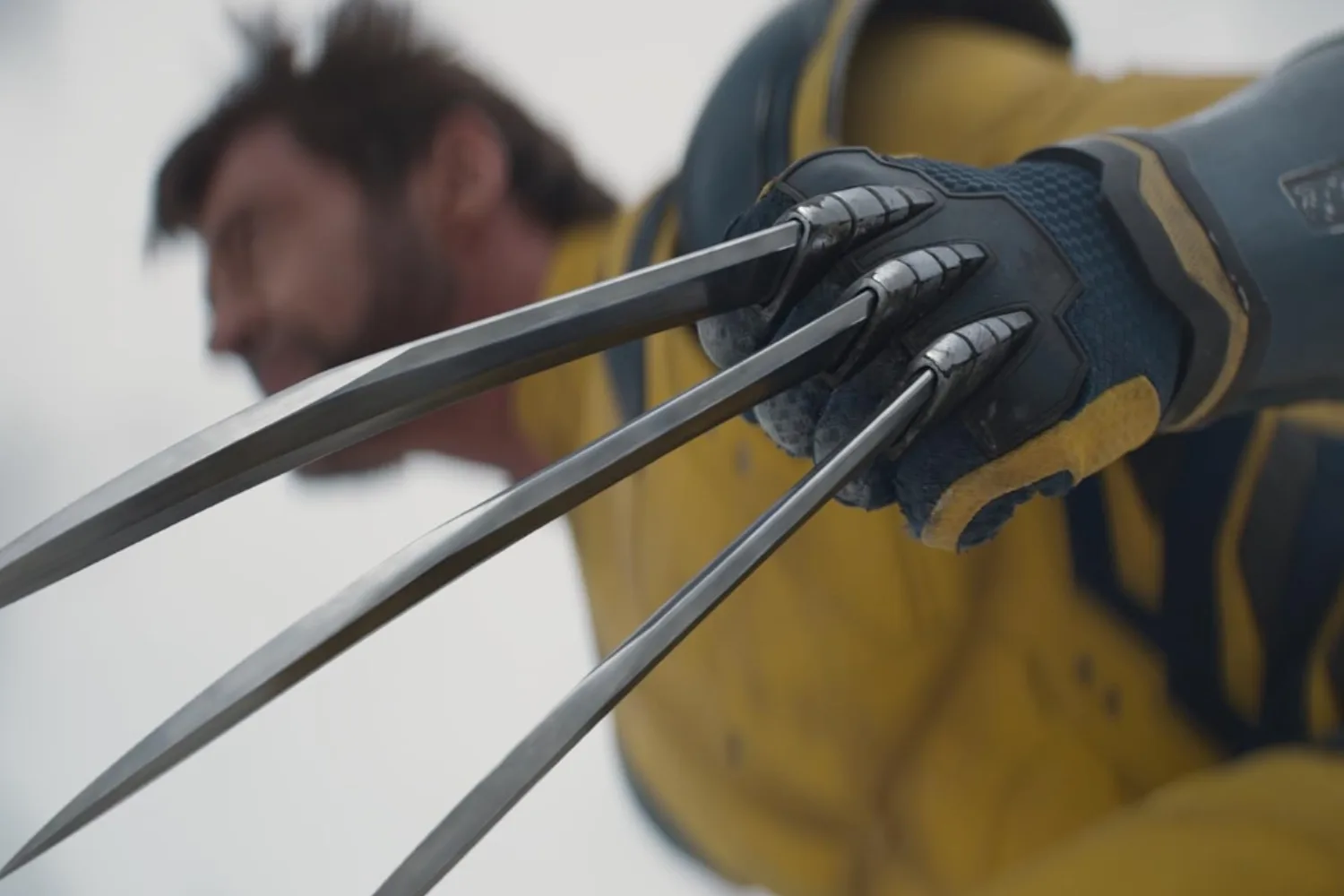 deadpool-wolverine-claws-still