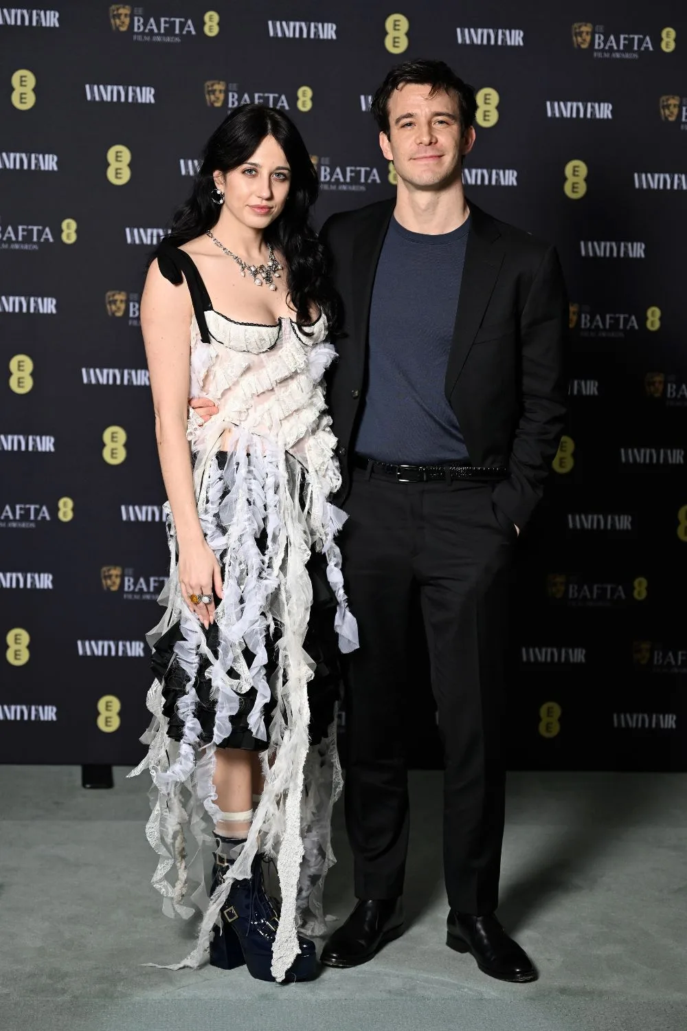 luke thompson dating bridgerton co star