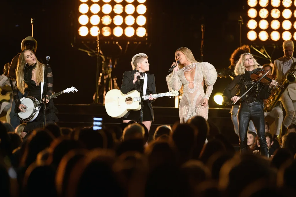 beyonce-the-chicks-country-music-awards-2016
