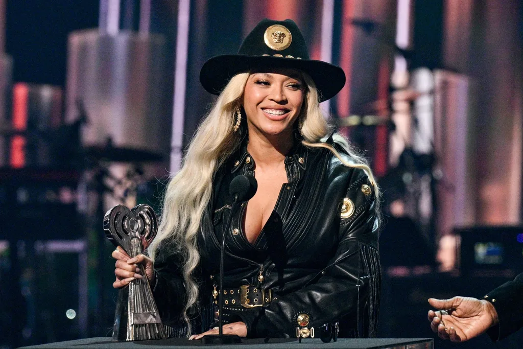 beyonce-iheartmusic-awards-2024-cowboy-hat
