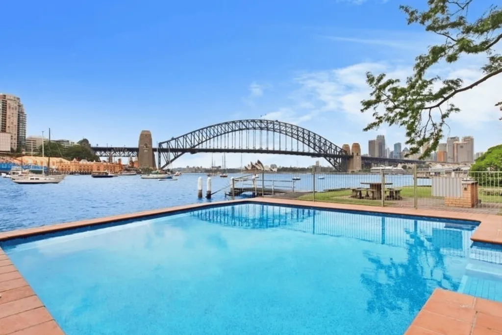 airbnb vivid mcmahons point