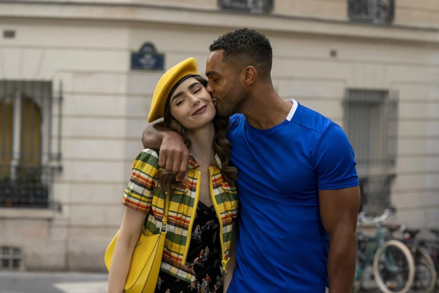 emily-in-paris-lily-collins-lucien-laviscount-kiss