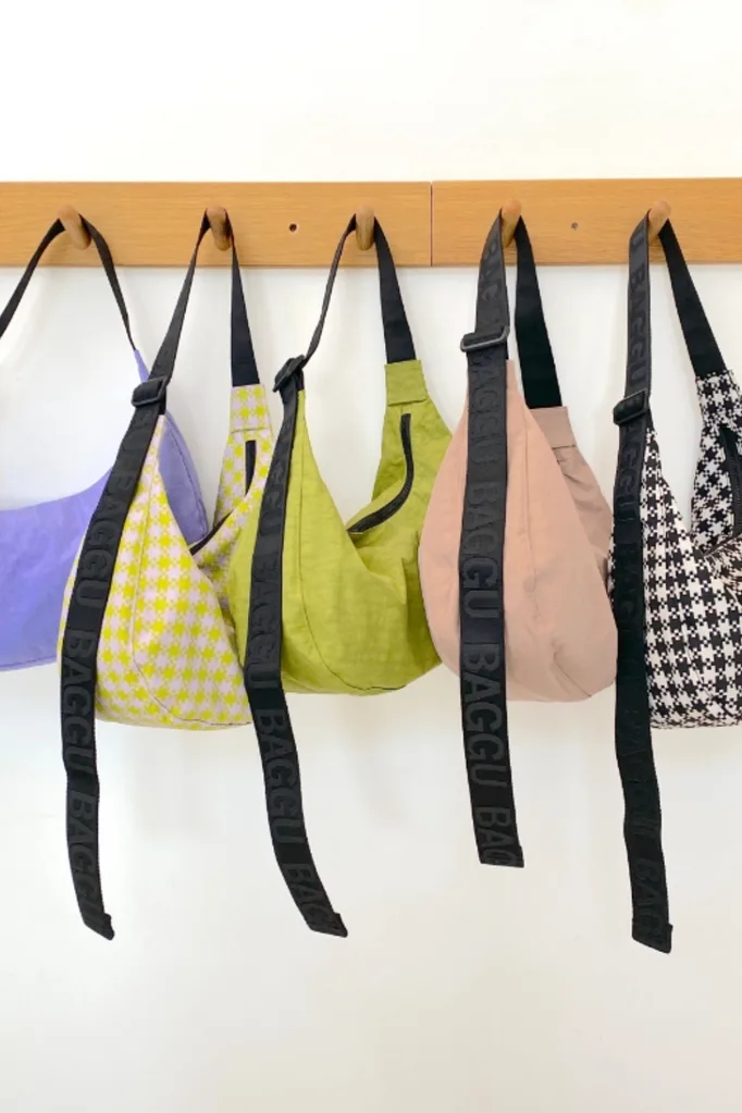 baggu-medium-crescent-bag-rack