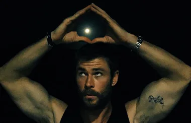 Chris Hemsworth Flexing His Muscles in the Gym is Almost Too Much To Handle