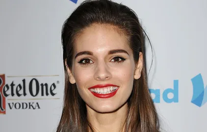 Caitlin Stasey posts nude snaps on social media | WHO