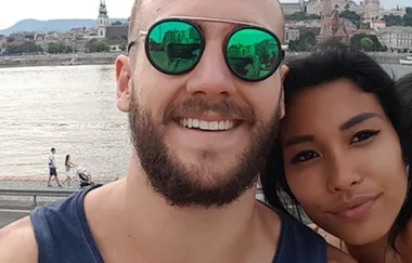 Woman has two heads in viral selfie