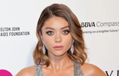 Sarah Hyland shows off newly red hair
