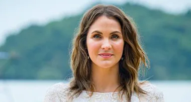 Does Laura Byrne’s finale dress prove she wins The Bachelor?