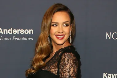 Jessica Alba shows off her baby bump