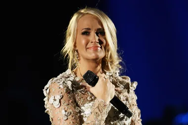 Carrie Underwood breaks her wrist after a fall