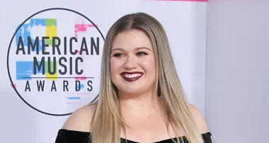 Kelly Clarkson Walks AMAs Red Carpet with Daughters Savannah and River