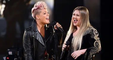 Pink and Kelly Clarkson Open the 2017 AMAs with an Epic Duet on R.E.M.’s ‘Everybody Hurts’