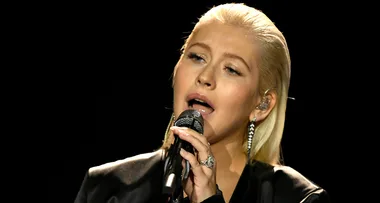 Fans Fume at Critiques of Christina Aguilera’s Appearance at the AMAs