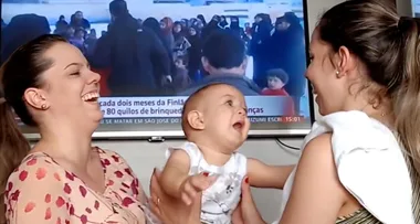 WATCH: Confused baby can’t tell mums apart