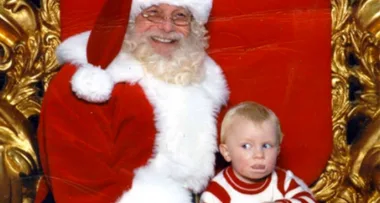 Photo of a nervous toddler meeting Santa Claus is going viral