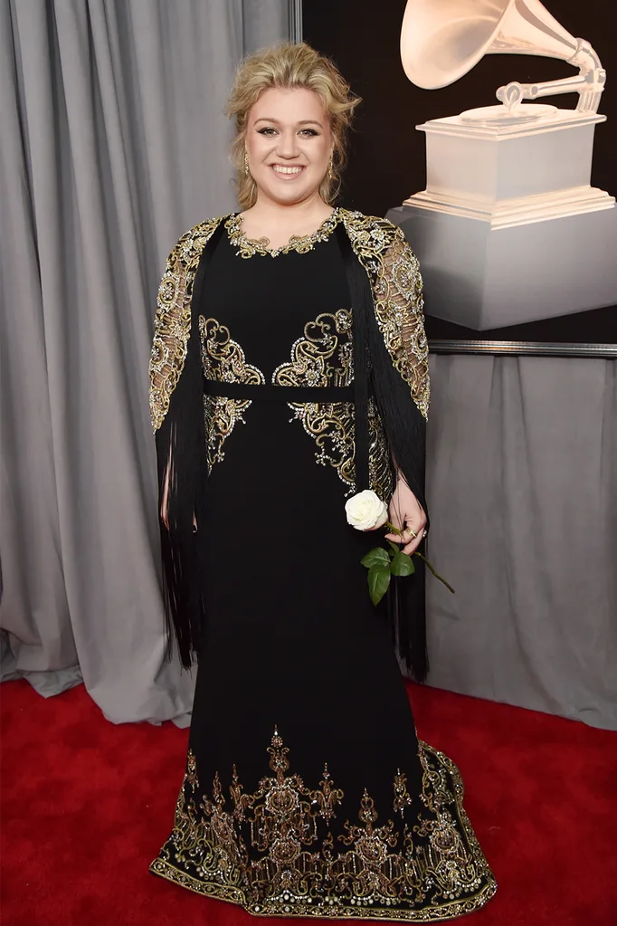 kelly clarkson red carpet grammys