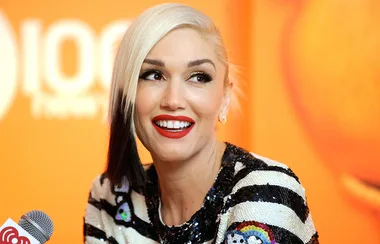 Gwen Stefani looks stunning in no make up selfie