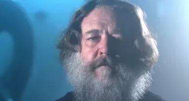 Russell Crowe uses ‘jazz hands’ to reveal his startling makeover in strange video
