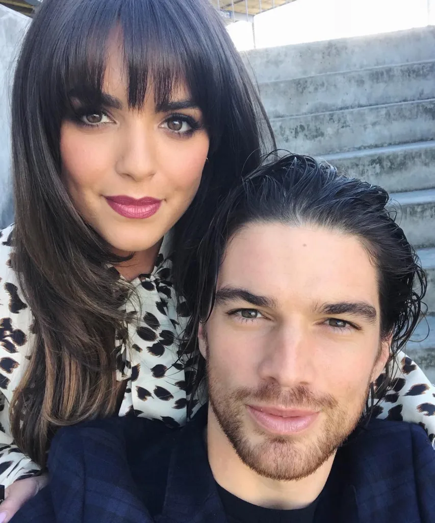 While they aren’t dating each other, the stars’ chemistry sizzles.