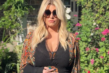 Pregnant Jessica Simpson shows off baby bump