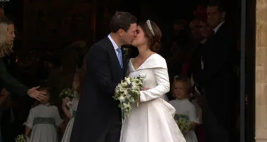 Princess Eugenie and Jack Brooksbank are married… And they seal it with a kiss!