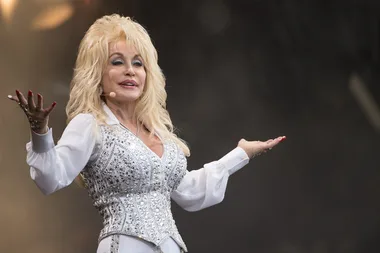 Dolly Parton performs a stripped-down version of ‘Jolene’ for Netflix film Dumplin’