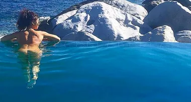 Modern Family’s Sarah Hyland shares skinny dipping snap