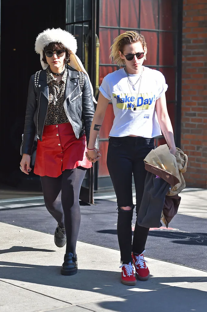 Kristen dated French singer Solo in 2016