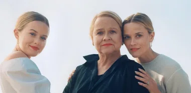 Reese Witherspoon poses with daughter and mother