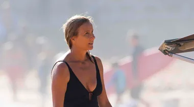PICS: Aussie icon Rachel Griffiths hits the beach