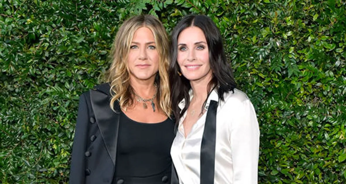 Jennifer Aniston and Courteney Cox needed an emergency plane landing WHO