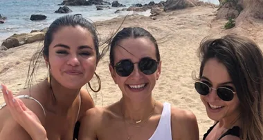 Selena Gomez posts bikini pictures with friends