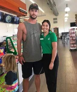 Chris Hemsworth & Matt Damon popped into an Aussie servo to buy THIS unexpected item