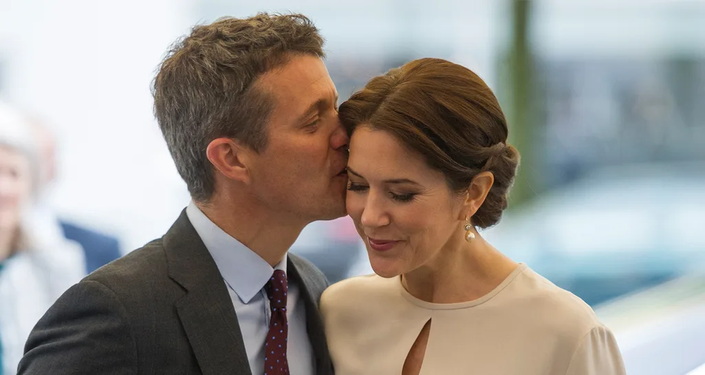 King Fred kissing Queen Mary on the cheek