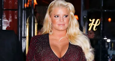 Jessica Simpson’s swollen feet are so relatable