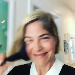 WATCH Selma Blair praised for makeup tutorial showcasing her struggle with MS