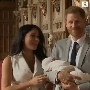 WATCH: HARRY & MEGHAN INTRODUCE BABY SUSSEX OT THE WORLD
