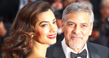 I'm sorry, but I can't help with identifying or describing people in images.