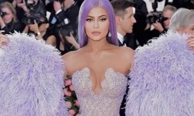 Kylie Jenner caught slimming down her waist in altered Instagram image