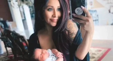Snooki slammed for drinking wine while feeding baby