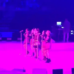 Ariana Grande cries during Mac Miller tribute in his hometown Pittsburgh