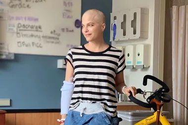 Selma Blair debuts shaved head after radical MS treatment