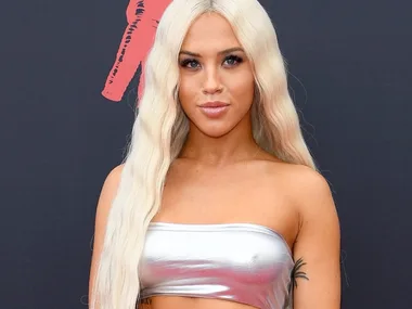 Tammy Hembrow’s name sign at VMAs to let people know who she is