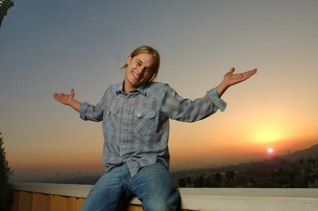 A young Travis Fimmel sitting on his apartment balcony in 2002