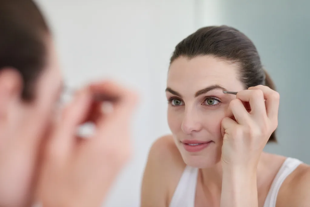 Girl shaping eyebrow