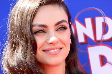 Mila Kunis just dyed her hair blonde and blue and we’re living for it